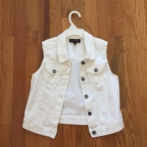 Cut sleeve jean jacket